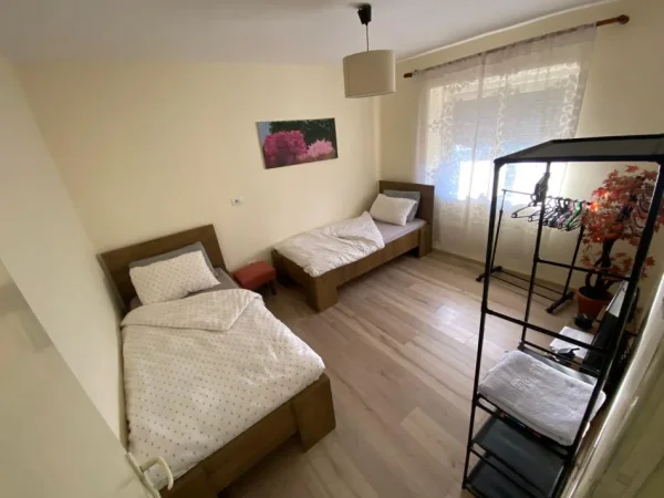 Tirane, jepet me qera apartament 2+1+Ballkon Kati 2, 80 m² 650 € (Rruga e Elbasanit)