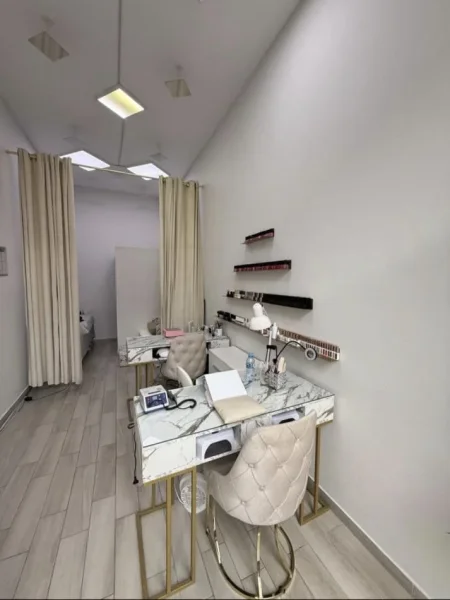 Tirane, jepet me qera dyqan Kati 0, 20 m² 470 € (21 dhjetori)