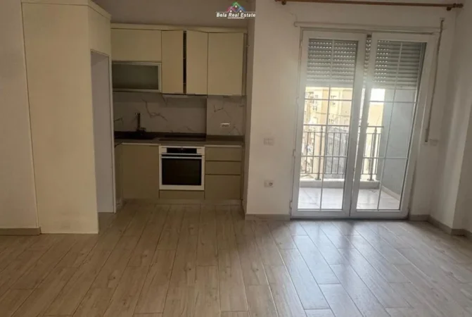 Tirane, jepet me qera apartament 1+1 Kati 4, 70 m² 416 € (Rruga 5 MAj)