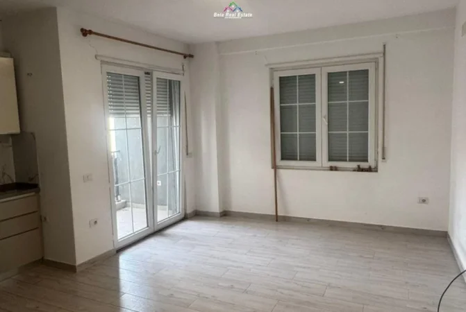 Tirane, jepet me qera apartament 1+1 Kati 4, 70 m² 416 € (Rruga 5 MAj)