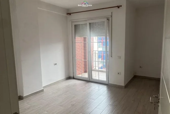 Tirane, jepet me qera apartament 1+1 Kati 4, 70 m² 416 € (Rruga 5 MAj)