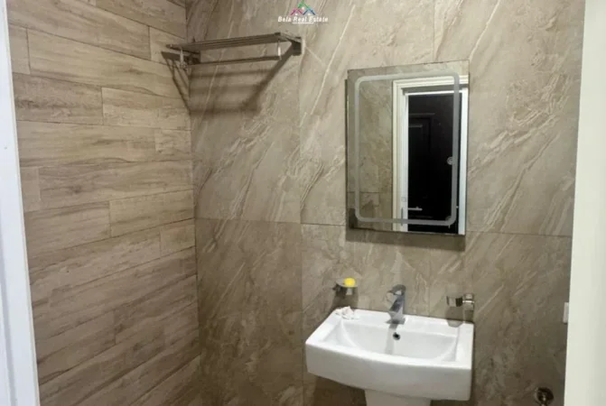 Tirane, jepet me qera apartament 1+1 Kati 4, 70 m² 416 € (Rruga 5 MAj)