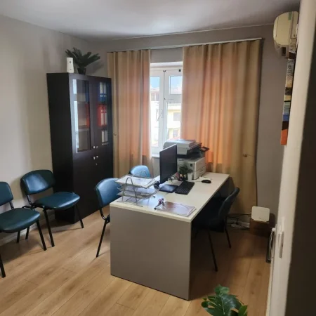 Tirane, jepet me qera zyre Kati 4, 35 m² 450 € (Myslym Shyri)