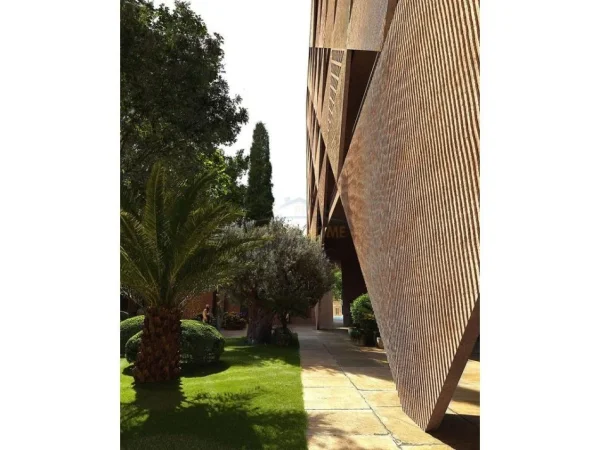 Tirane, shitet apartament 2+1+Ballkon Kati 4, 127 m² 230.000 € (Tirana Tower, Rruga Xhanfize Keko)