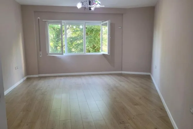 Tirane, jepet me qera apartament 1+1 Kati 4, 65 m² 400 € (Kopshti botanik)