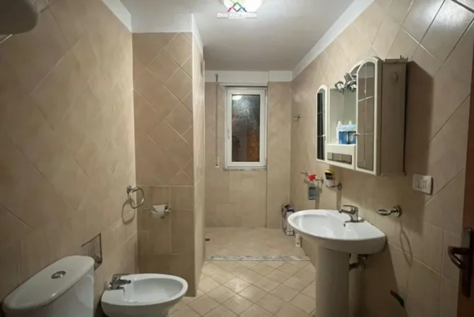 Tirane, jepet me qera zyre Kati 3, 80 m² 415 € (Bulevardi Zhan D\Ark)
