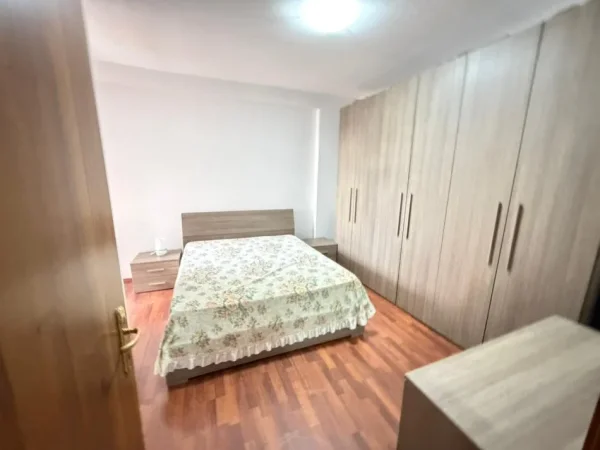 jepet me qera apartament Kati 10, 100 m² 600 € (Rruga e Kavajes)