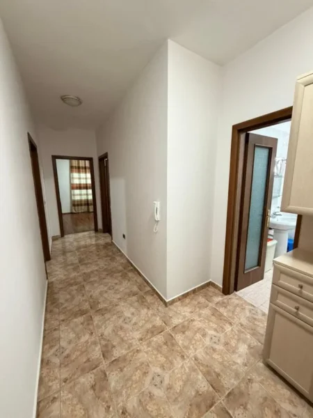 jepet me qera apartament Kati 10, 100 m² 600 € (Rruga e Kavajes)