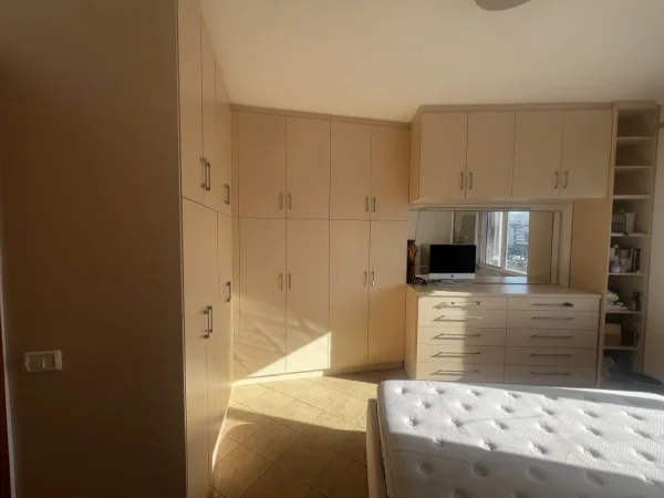 Tirane, shes Dollap (8 kanata) + komo (10 sirtare) + dollap me 4 kanata dhe pasqyre 1.000 €