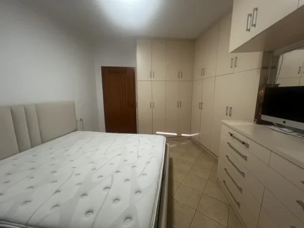 Tirane, shes Dollap (8 kanata) + komo (10 sirtare) + dollap me 4 kanata dhe pasqyre 1.000 €