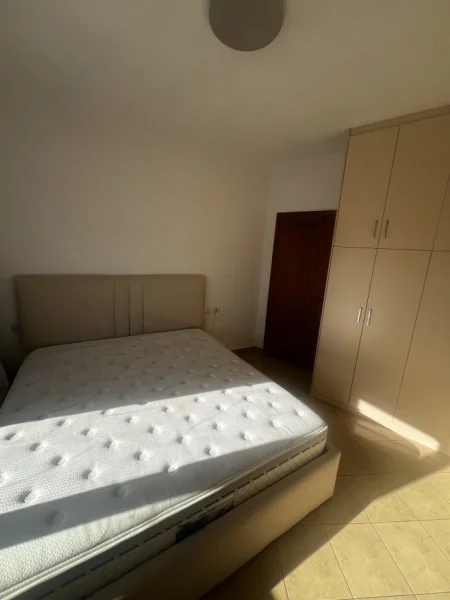 Tirane, shes Krevat super dopio + dyshek 400 €