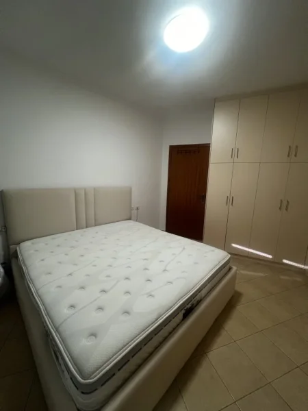 Tirane, shes Krevat super dopio + dyshek 400 €