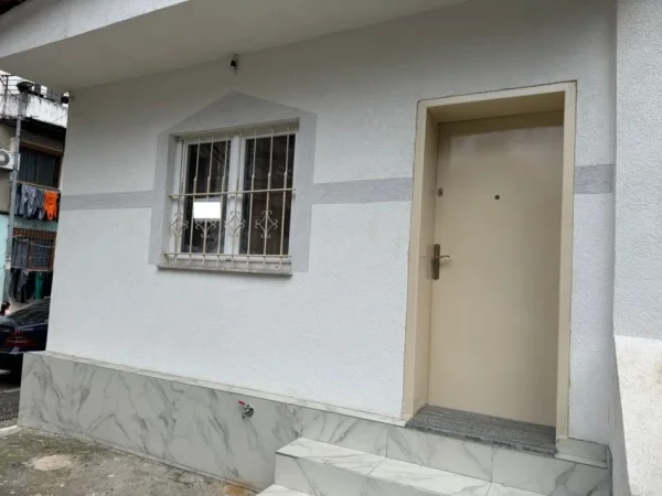 Tirane, jepet me qera shtepi 1+1+Ballkon Kati 0, 76 m² 350 € (ne rrugen Njazi Meka Allias Tirane)