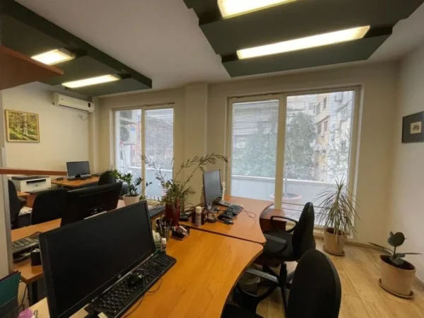 Tirane, jepet me qera zyre Kati 3, 120 m² 1.600 € (Rr. Ibrahim Rugova te Tajvani)