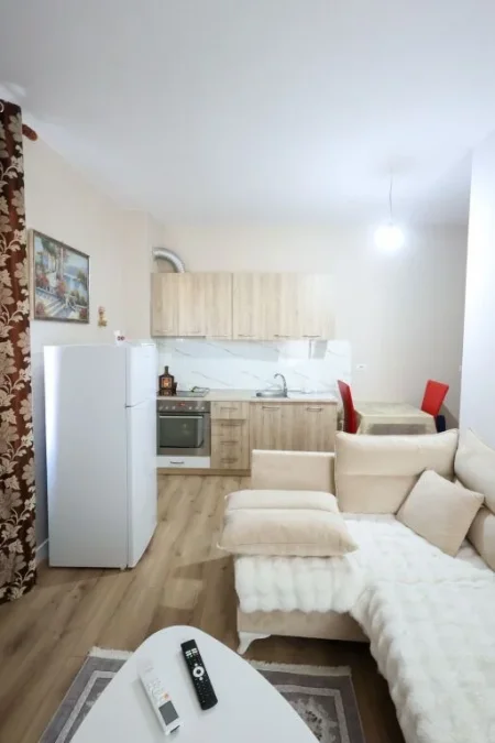 Tirane, jepet me qera apartament 1+1+Ballkon Kati 4, 65 m² 350 € (Fresk, Rr. Ramazan Gaxherri)