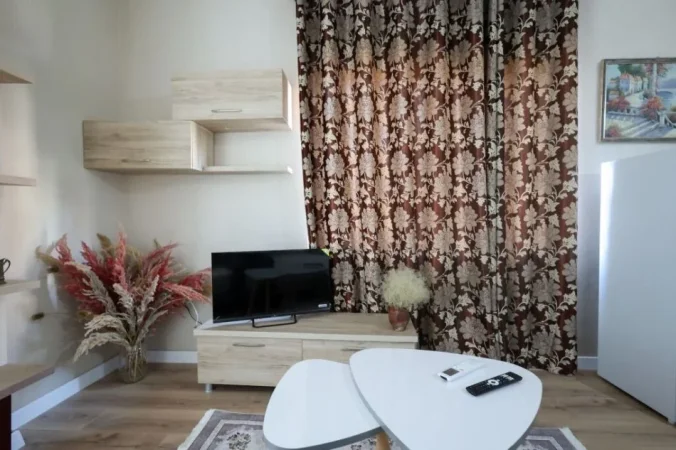 Tirane, jepet me qera apartament 1+1+Ballkon Kati 4, 65 m² 350 € (Fresk, Rr. Ramazan Gaxherri)