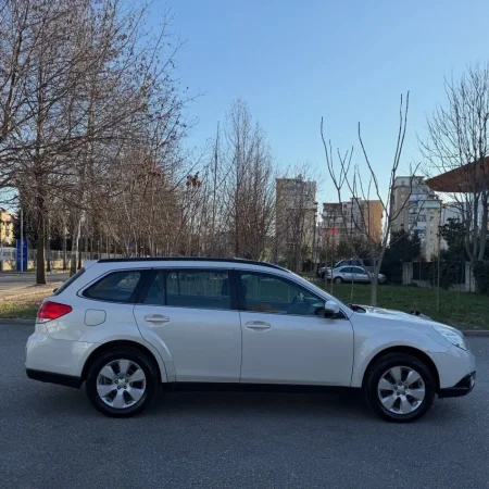 Durres, shes makine Subaru outback Nafte, e bardhë manuale Klima 185.000 km 6.500 €