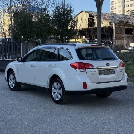 Durres, shes makine Subaru outback Nafte, e bardhë manuale Klima 185.000 km 6.500 €