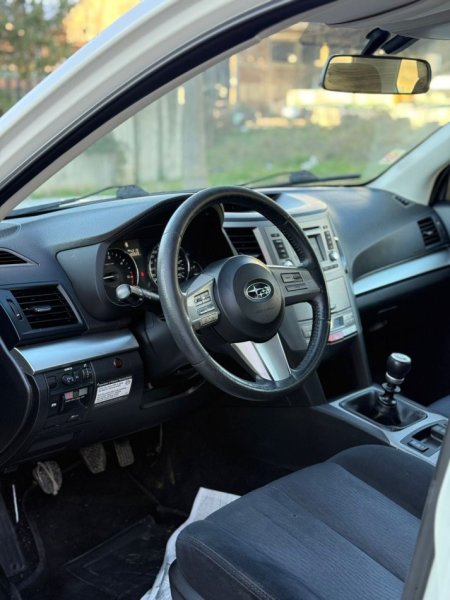 Durres, shes makine Subaru outback Nafte, e bardhë manuale Klima 185.000 km 6.500 €