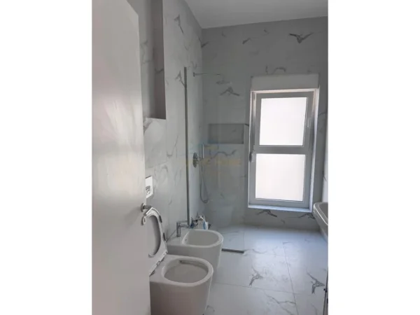 Tirane, jepet me qera apartament duplex 1+1 Kati 6, 62 m² 500 € (Rezidenca Kadiu)