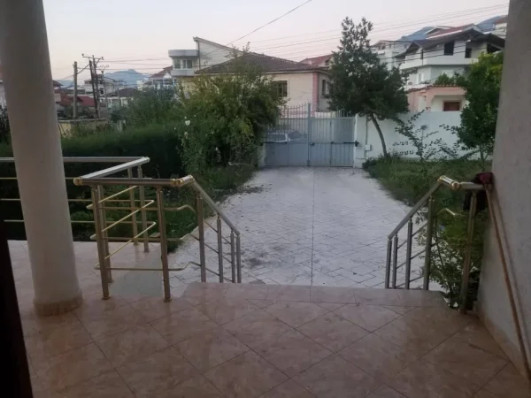 Tirane, jepet me qera 2+1+Ballkon Kati 1, 120 m² 370 €