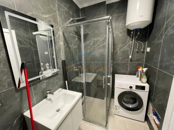 Tirane, jepet me qera apartament 1+1+Ballkon Kati 5, 68 m² 700 € (Rruga Jordan Misja)