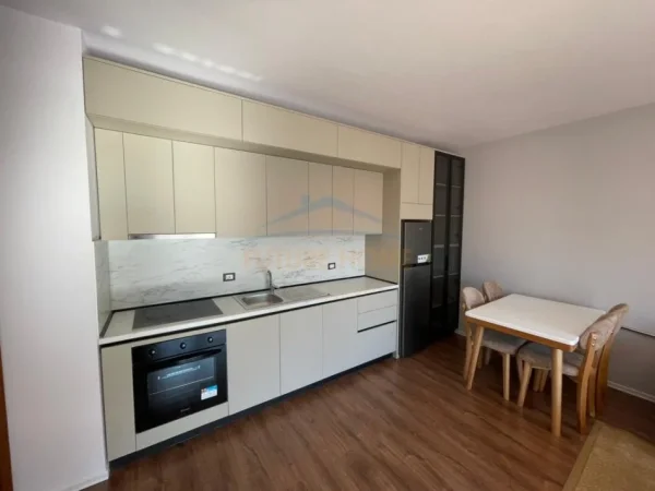 Tirane, jepet me qera apartament 1+1+Ballkon Kati 5, 68 m² 700 € (Rruga Jordan Misja)