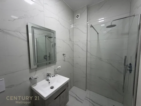 Tirane, jepet me qera apartament 2+1+Ballkon Kati 4, 95 m² 750 € (siri kodra)