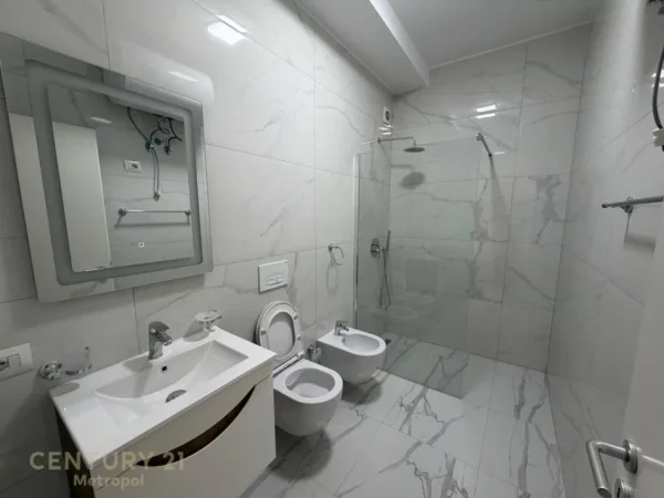 Tirane, jepet me qera apartament 2+1+Ballkon Kati 4, 95 m² 750 € (siri kodra)