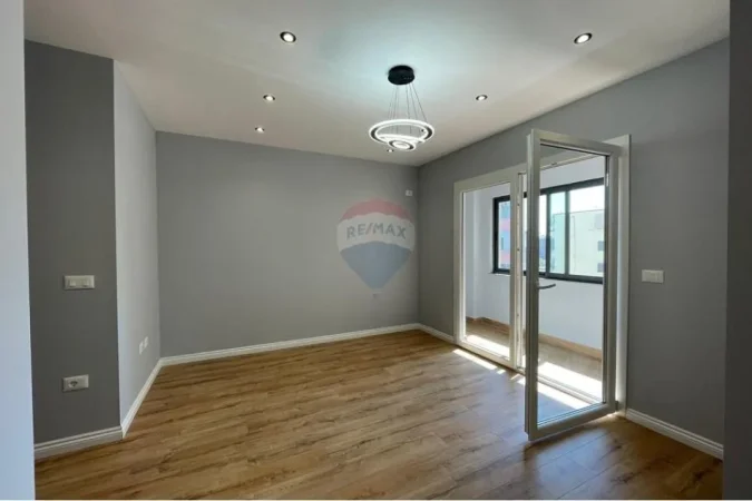 Tirane, shitet apartament 1+1+Ballkon , 49 m² 98.000 € (5 Maji)