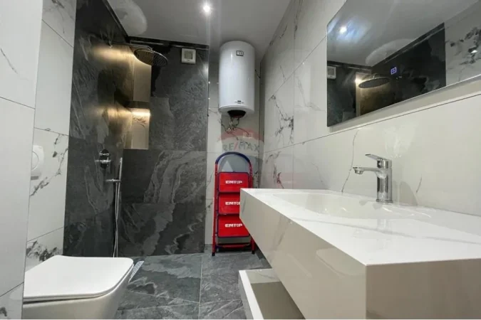 Tirane, shitet apartament 1+1+Ballkon , 49 m² 98.000 € (5 Maji)