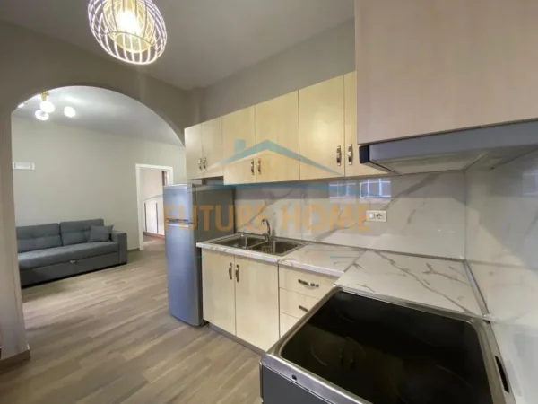 Tirane, jepet me qera apartament 1+1+Ballkon Kati 2, 66 m² 500 € (Unaza e Re)