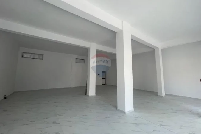 Tirane, jepet me qera dyqan , 127 m² 2.000 € 