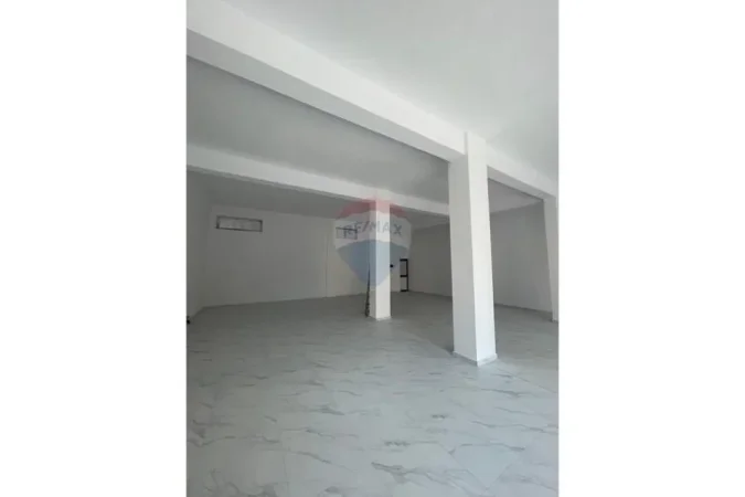 Tirane, jepet me qera dyqan , 127 m² 2.000 € 