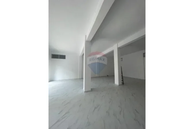 Tirane, jepet me qera dyqan , 127 m² 2.000 € 