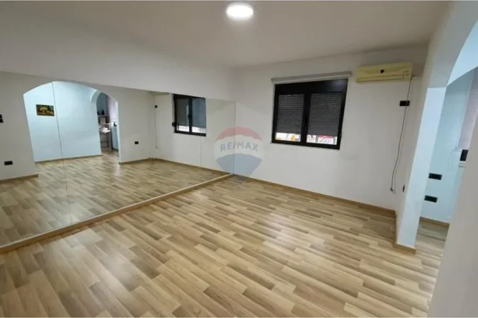 Tirane, jepet me qera zyre , 66 m² 500 € 