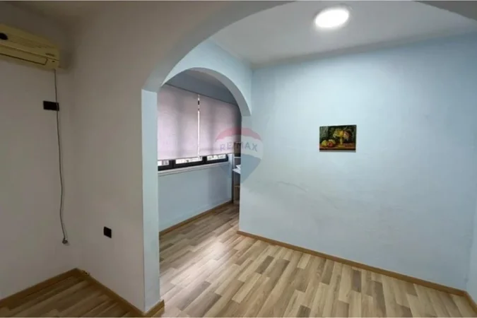 Tirane, jepet me qera zyre , 66 m² 500 € 