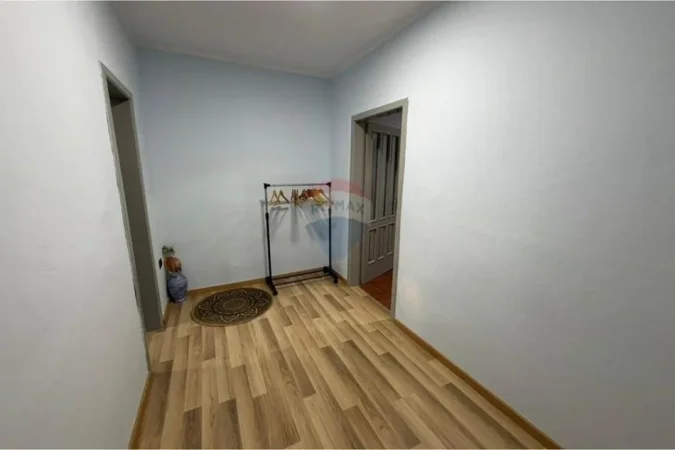 Tirane, jepet me qera zyre , 66 m² 500 € 