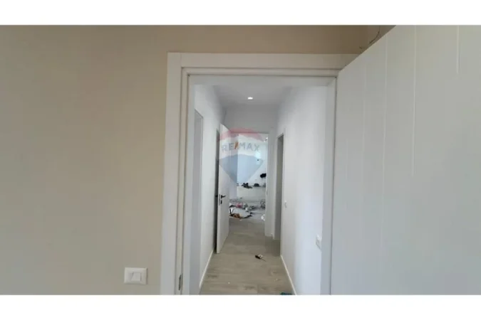 Tirane, jepet me qera zyre , 1.300 € 