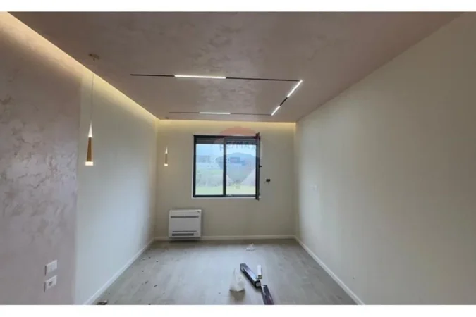 Tirane, jepet me qera zyre , 1.300 € 