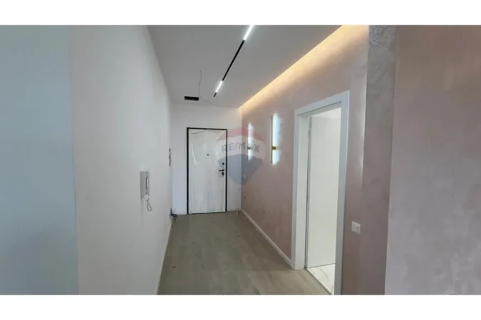 Tirane, jepet me qera zyre , 1.300 € 