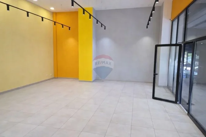 Tirane, jepet me qera dyqan , 118 m² 1.500 € (Farmacia 10, Tiranë)