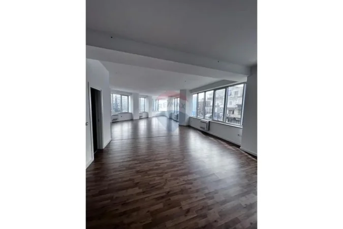 Tirane, jepet me qera zyre , 200 m² 4.000 € 