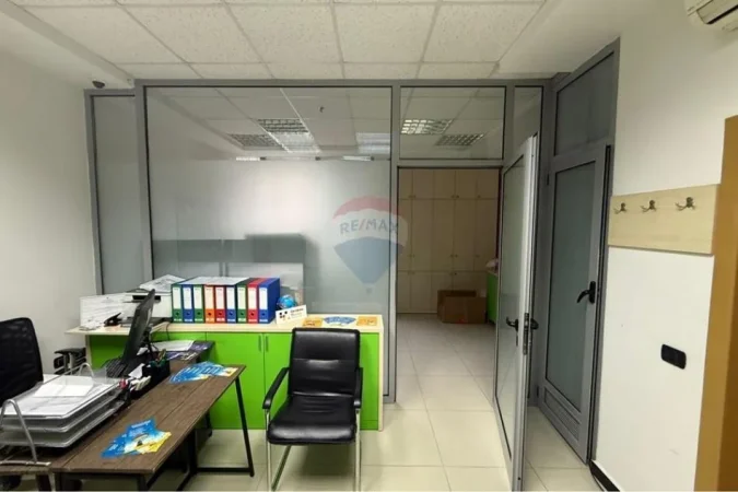 Tirane, jepet me qera zyre , 45 m² 601 € 