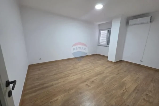 Tirane, jepet me qera zyre , 106 m² 1.000 € (Rr.Sami Frashëri)