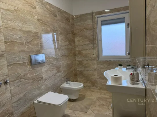 Tirane, jepet me qera Vile 3+1 Kati 2, 940 m² 2.300 € (Sauk i Vjeter)