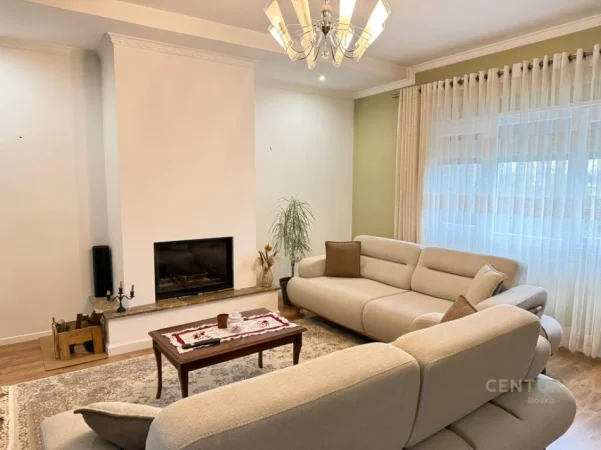Tirane, jepet me qera Vile 3+1 Kati 2, 940 m² 2.300 € (Sauk i Vjeter)
