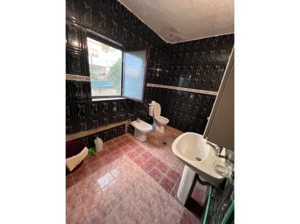 Tirane, jepet me qera apartament 2+1 Kati 1, 110 m² 500 € (Ish Parku i Autobuzave)