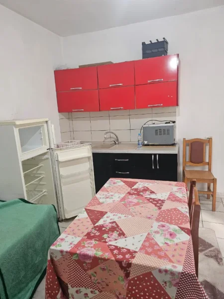 Tirane, jepet me qera shtepi 1+1 , 250 € 