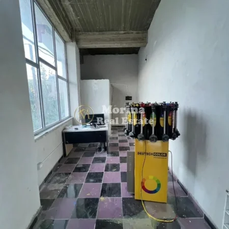 Tirane, jepet me qera ambjent biznesi Kati -1, 30 m² 250 € (Yzberisht)